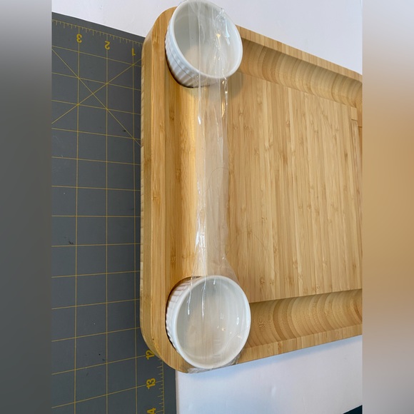 Smirly bamboo cheeseboard with ramekins and cheese knives - Picture 6 of 10